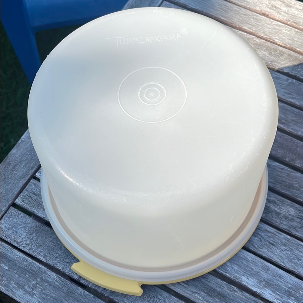 Tupperware Cake Tray with Lid
